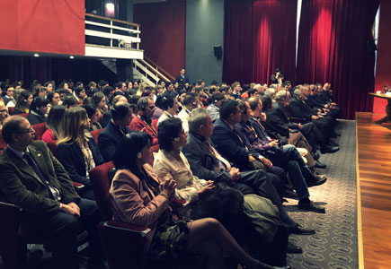 Congreso Internacional de Analistas de Patrones de Manchas de Sangre . IUPFA